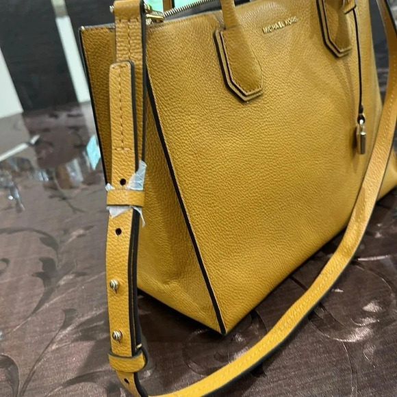 Michael Kors
Michael Kors Yellow Leather Large Mercer Tote - Picture 5 of 6